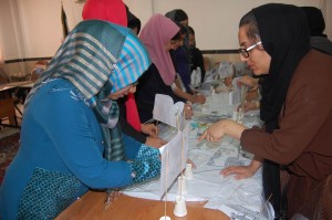 Tutors learning the seqaunce of events in Story Elements workshop - Evaz/Fars - Sep 2015