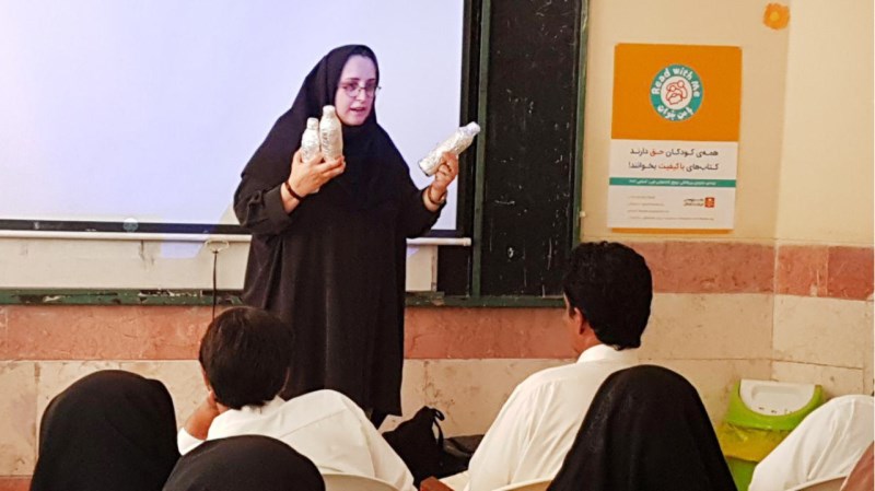 آموزش کار با بطرى‌هاى پرشده با مواد مختلف که براى تقویت مهارت شنیدارى و تمرکز و توجه کودکان استفاده مى‌شود (در رابطه با کتاب آواورزى)