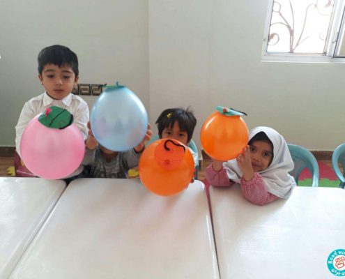 ۱۳۹۶/۷/۱۶روز جهانی کودک . مهد کودک. خانه حمایتی آموزشی محمودآباد امروز در کلاس مهد کودک همراه بچه‌ها درباره تفاوت‌ها و... صحبت کردیم . و اینکه امروز روز جهانی کودک و روز شما گل‌های عزیز است. این روز در تمام جهان به نام شما عزیزان نام گذاری شده است . که یکی از بچه‌ها گفت یعنی امروز عید هستش؟ همراه بچه‌ها کاردستی درست کردیم و آن را به خود بچه‌ها هدیه دادیم. که خیلی خوشحال بودند و موزیک روز جهانی کودک را گوش دادند . فعایت انجام شده، درست کردن عروسک کاغذی و باد کردن مقوا هدف از فعالیت انجام شده: بچه‌ها بدانند که ۱۶ مهر روز کودک هست، بچه‌ها خیلی مهم و برای همه اهمیت دارند و اینکه کودکان هیچ فرقی با هم ندارند و هماهنگی چشم و دست، مهارت دست ورزی . وسایل مورد نیاز: بادکنک، قیچی، چسب، نخ، مدادشمعی، مقوا مربی‌ها: انگوری و ایشانی