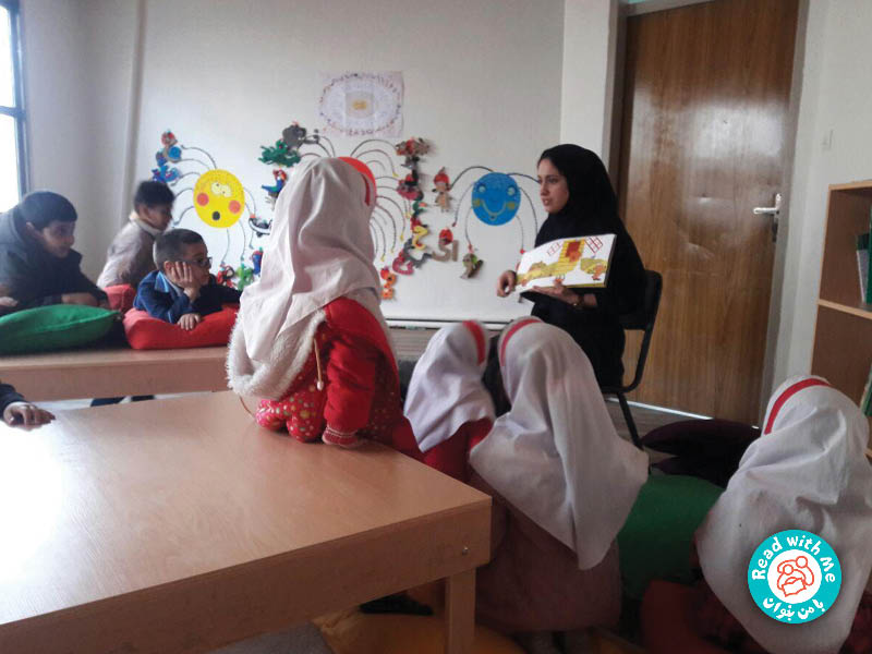 بلندخوانی کتاب خانم زری به گردش می‌رود