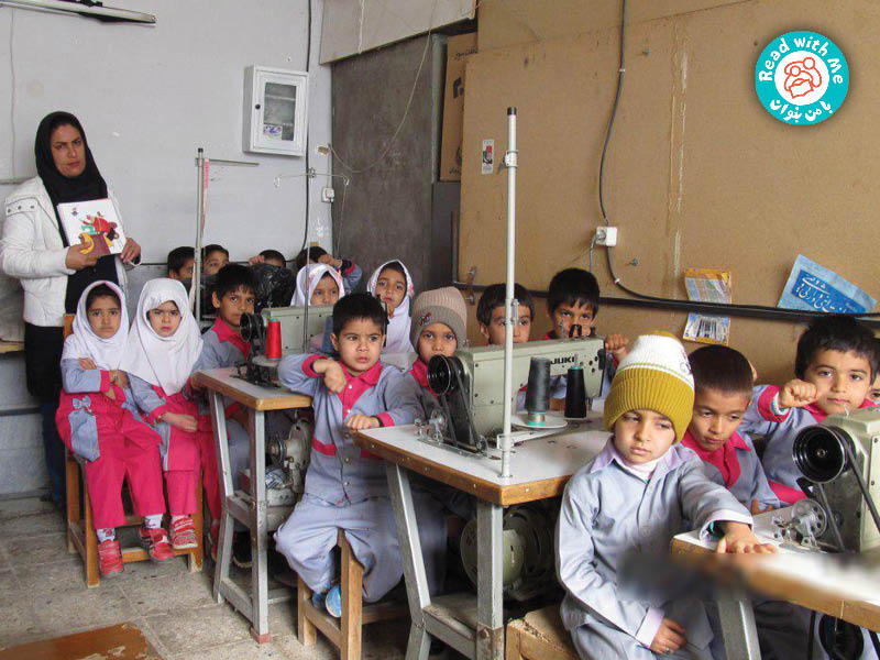 در کارگاه خیاطی