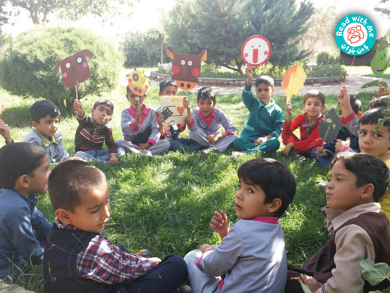 در پارک با بچه‌ها آواورزی کارکردم. 