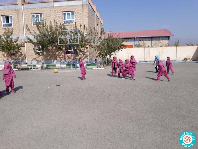 بلندخوانی کتاب یک توپ برای همه، محمودآباد، آبان 96
