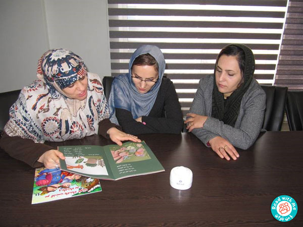 مادران همراه کودکان و همسرانشان به کارخانه آمدند و در کارگاه حاضر شدند. مادرها در سالن کنفرانس و کودکان به همراه پدرانشان در سالن ناهارخوری جای گرفتند. با هدف سرگرم کردن کودکان به آن‌ها الگوهایی برای تهیه ماسک و ابزاری برای رنگ‌آمیزی داده شد تا با کمک پدران‌شان این فعالیت‌ها انجام دهند. پیش از آغاز کارگاه، تا زمان حضور همه مادران، آموزشگر دیدگاه‌های آنان را درباره کتابخانه کارخانه و همچنین تاثیر کتابخوانی بر کودکان‌شان پرسید. همه آن‌ها بر این عقیده بودند که کتابخانه برای بچه‌ها و خانواده‌ها بسیار مفید بوده است. سپس، تاثیر کتابخوانی را بر فرزندان خود، به‌ویژه کودکان خردسال مثبت ارزیابی کردند و یادآور شدند استفاده کودکان درگروه‌های سنی گوناگون، در تابستان از کتابخانه بسیار چشمگیر و قابل توجه بوده است.