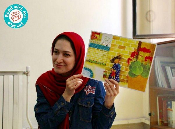 برای طراحی یک نشست بلندخوانی با کودکان کم‌شنوا به چه نکاتی باید توجه کرد؟ محیط کار با کودک کم‌شنوا باید به‌گونه‌ای تجهیز شود و چیدمان آن ‌به‌گونه‌ای باشد که تا حد امکان توجه او به‌صورت کامل بر آموزشگر متمرکز باشد. هم‌چنین تلاش می‌شود صداهای اضافی محیط حذف شوند. شنوایی افراد شنوا انتخابی است، یعنی شما به‌عنوان فردی شنوا انتخاب می‌کنید برخی صداها را بشنوید و برخی را نشنوید، مغز این فرمان‌ها را صادر می‌کند و مکانیزم‌هایی در گوش باعث می‌شوند که شما صداهای دلخواه‌تان را با وضوح بیشتری بشنوید یا حتی می‌توانید انتخاب کنید که به برخی صداهایی که با وضوح یکسان می‌شنوید توجه یکسان نکنید. اما برای کودک کم‌شنوایی که از سمعک استفاده می‌کند چنین امکانی وجود ندارد. او همه صداهای محیطی را به یک اندازه بلند می‌شنود، ممکن است حتی صداهای محیط برای او بلندتر یا جالب‌تر باشند. به این ترتیب، اگر محیط به‌خوبی آماده نشود، آموزش مؤثر نخواهد بود. در قصه‌گویی برای کودکان کم‌شنوا، عایق‌بندی صدای اتاق بسیار اهمیت دارد. در شروع قصه‌گویی برای کودک کم‌شنوا، اولین کار، چک سمعک است؛ این کار را با یک بازی انجام می‌دهیم به‌این‌صورت که می‌گوییم چشمان‌اش را ببندند و کاری را که می‌گوییم انجام دهد، این بازی کمک می‌کند متوجه شویم، سمعک یا کاشت حلزون درست کار می‌کند یا نه؟ اگر سمعک کودک در آن روز خراب باشد، باید بلافاصله چک شود و یا اگر باتری سمعک تمام شده ،لازم است تعویض شود وگرنه قصه‌گویی تاثیر مطلوب را نخواهد داشت. در ادامه با شعری شاد یکی یکی از کودکان می‌خواهیم اسمشان را بگویند. قصه‌گویی را در محلی ساکت، با حداقل وسایل و لوازم پرت کننده حواس در محیط اطراف برگزار می‌کنیم. کودک باید در موقعیتی نسبت به قصه‌گو بنشیند که قادر باشد لب‌های او را ببیند؛ بنابراین قصه‌گو نباید پشت به پنجره نشسته باشد، چون نوری که از پنجره به داخل و به صورت کودک می‌تابد، باعث می‌شود صورت قصه‌گو در تاریکی قرار گیرد و کودک به‌خوبی قادر به دیدن چهره و لب‌های او نباشد. فاصله کودک تا قصه‌گو از حدود یک الی یک و نیم متر بیشتر نباشد. اگر قصه‌گویی به صورت گروهی انجام می‌شود، چیدمان کلاس و وضعیت نشستن بچه‌ها به‌صورت گرد باشد تا فاصله همه بچه‌ها تا قصه‌گو به یک اندازه باشد. هیجان و تن صدای قصه‌گو هنگام خواندن کتاب با کودک کم‌شنوا باید بسیار کنترل شده و آگاهانه باشد تا حواس کودک پراکنده نشود. هم‌چنین نوع پوشش، آرایش، زیورآلات هم نباید به‌گونه‌ای باشد که توجه کودک را بیش‌از اندازه جلب کنند. اکنون کودکان کم شنوا بدلیل استفاده از سمعک، قادرند تاحد زیادی بشنوند، بنابراین نیازی به استفاده از زبان اشاره نیست (مگر اینکه کودکی بدلیل داشتن والدین ناشنوا زبان اشاره بلد باشد و علاقمند باشد با زبان اشاره برایش قصه بگویند که ما چنین کودکانی در مرکز فرانک نداشته‌ایم اما مثلا در کانون ناشنوایان می‌توان برنامه‌هایی برای چنین کودکانی برگزار کرد). برای قصه‌گویی و کتاب‌خوانی گروهی، بچه‌ها باید از نظر سطح دانش زبانی و گفتاری هم‌سان باشند. بنابراین، لزوما گروه سنی کودکان معیاری برای قرار گرفتن‌شان در گروه‌های مشابه نیست، بلکه دانش زبانی معیار اصلی است. انتخاب کتاب مناسب برای کودکان کم‌شنوا مبتنی بر چه معیارهایی است؟ از زمان آشنایی با برنامه «با من بخوان» و حضور کارشناسان ما در دوره‌های آموزشی «موسسه تاریخ ادبیات کودکان»، اهمیت کیفیت کتاب‌های انتخاب شده برای کار بیشتر مورد توجه ما قرار گرفت. معیارهای مرتبط با کیفیت کتاب‌ها که در برنامه «با من بخوان» بر آن‌ها تاکید می‌شود در برنامه‌های بلندخوانی ما در «مرکز فرانک» هم مورد توجه ما هستند. برای انتخاب کتاب‌ها عمدتا به سطح واژگان بچه‌ها نگاه می‌کنیم و بر اساس این که در چه سطحی از دانش زبانی قرار دارند کتاب مناسب‌شان را انتخاب می‌کنیم که این در مورد کودکان کم‌شنوا، ممکن است لزوما منطبق با گروه سنی‌ای نباشد که کودک در آن قرار دارد. یکی از دانشجویان دوره کارشناسی ارشد من، خانم رضاییان، در حال حاضر روی موضوع بلندخوانی با کودکان کم‌شنوا کار می‌کنند. ایشان طی تحقیقات‌شان به این نتیجه رسیده‌اند که کتاب‌هایی که دارای تصاویری واضح و تفکیک‌شده هستند بیشترین کمک را به آموزش این کودکان می‌کنند. کتاب‌های تصویری با نوشته‌های کم، بهترین گزینه برای بلندخوانی با کودک کم‌شنوا در سنین پیش از دبستان است. هم‌چنین، کتاب‌های دارای تصاویر پیچیده و خیال‌انگیز ممکن است برای این کودکان بیش از اندازه پیچیده و سردرگم‌کننده به نظر برسند. بنابراین، تلاش می‌کنیم، کتاب‌هایی با تصاویری واقع‌گرا انتخاب کنیم تا کودک دقیقا واژه را در تصویر بیابد و بتواند روی شناخت و درک آن تمرکز کند. این به این دلیل است که کودک کم‌شنوا در سنین پیش از دبستان واژگان را در پیوند با تصویر آموزش می‌بیند و باید از حس بینایی‌ کودک در کتاب‌خوانی بهره بگیریم تا مفهوم واژه به‌درستی به او منتقل شود. توانایی خواندن در افرا کم شنوا غالبا ضعیف‌تر از دیگر افراد است و برای کاهش این مشکل لازم است از سنین کودکی با کتاب عجین شوند و برایشان کتاب خوانده شود. بطورکلی تحقیقات نشان داده است که کودکان کم شنوای خانواده‌هایی با سطح اجتماعی و اقتصادی پایین تر عموما در خواندن کتاب ضعیف تر اند. میزان توانایی گفتاری کودک کم شنوا می‌تواند پیش‌بینی‌کننده میزان تسلط‌اش بر خواندن در سنین نوجوانی باشد. هرچه کم شنوایی کودک کمترباشد، در سن پایین‌تری تشخیص داده شده باشد، گفتارخوانی(لب خوانی)‌اش بهتر باشد، مهارت‌های خواندن او در سال‌های بعد بهتر خواهد بود. ولی مهم‌ترین چیز گنجینه واژگان کودک است که هرچه گسترده تر باشد، مهارت خواندن او بهتر خواهد بود و شروع کتاب‌خوانی از سنین پایین(نوزادی) برای کودک کم شنوا بسیار کمک‌کننده و اساسی است. درواقع، کتاب‌خوانی برای شیرخوار کم شنوا امری واجب و غیر قابل حذف است.