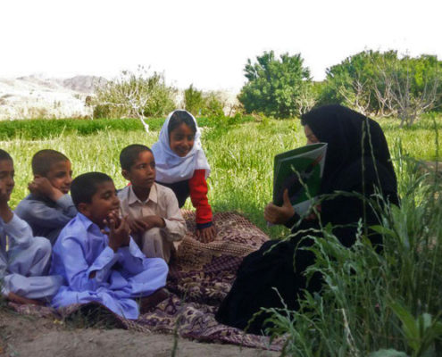 بلندخوانی کتاب «چگونه می‌توان بال شکسته‌ای را درمان کرد»،عشایر زاهدان، اردیبهشت 96