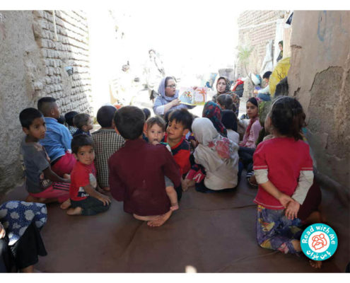 یک آموزگار، یک کلاس، یک کتابخانه