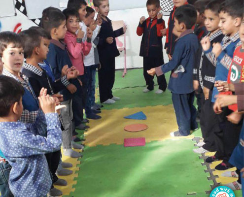 آموزش خلاق کودک‌محور با لوازم و امکانات اندک